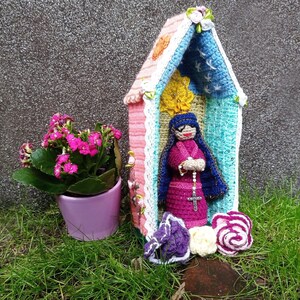 crocheted Mary&#39;s shrine, altar, Holy Mary, Nuestra Señora