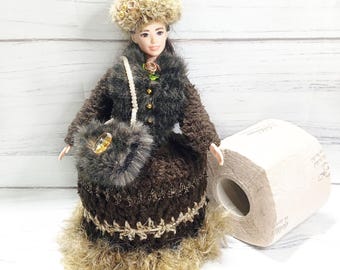 Dama rusa con sombrero de papel higiénico, muñeca con gorro y manguito de piel, de ganchillo, Katinka