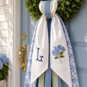 Guirnalda de hortensias personalizada, decoración floral bordada para puerta, adorno de jardín, opción de cinta con monograma. imagen 1
