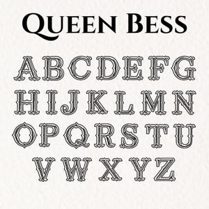 Puede incluir: Una pantalla alfab&eacute;tica digital que presenta el texto QUEEN BESS en la parte superior, seguido del alfabeto ingl&eacute;s completo en may&uacute;sculas de la A a la Z. Cada letra est&aacute; representada en un estilo de fuente serif decorativa con contorno negro.