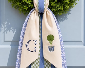 Guirnalda de topiarios estilo chinoiserie personalizada, lazo para puerta principal con monograma, decoración azul y blanca.