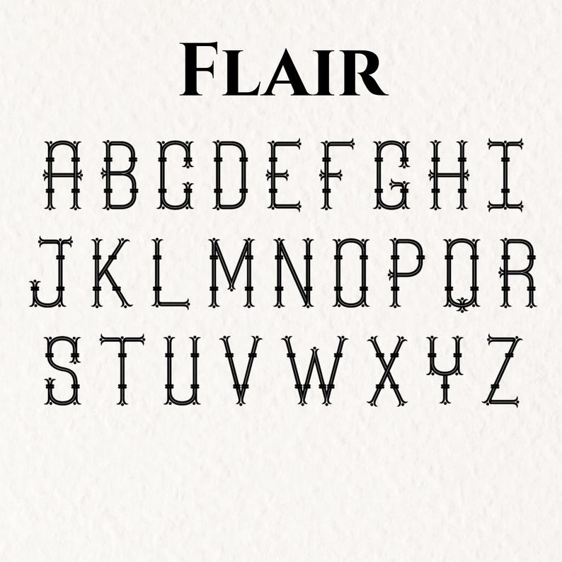 Puede incluir: Una tabla alfab&eacute;tica negra titulada FLAIR que muestra letras may&uacute;sculas de la A a la Z en una fuente decorativa con remates, l&iacute;neas dobles y adornos en los extremos, dispuestas en tres filas sobre un fondo blanco texturizado.