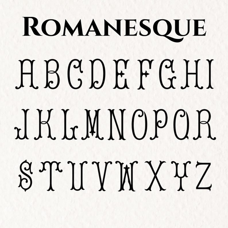 Puede incluir: Un conjunto de alfabeto negro titulado ROMANESQUE que presenta letras may&uacute;sculas de la A a la Z en una fuente serif decorativa con terminales rizados y adornos, dispuestas en tres filas sobre un fondo blanco roto texturizado.
