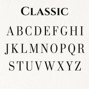Puede incluir: Una muestra del alfabeto en fuente serif negra que presenta la palabra CLASSIC en la parte superior, seguida de las letras may&uacute;sculas de la A a la Z dispuestas en tres filas sobre un fondo blanco liso. Los caracteres son claros y legibles.