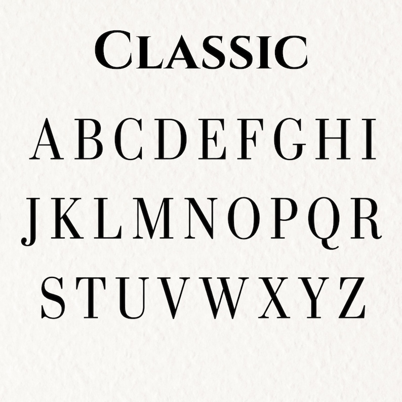 Puede incluir: Una muestra del alfabeto en fuente serif negra que presenta la palabra CLASSIC en la parte superior, seguida de las letras may&uacute;sculas de la A a la Z dispuestas en tres filas sobre un fondo blanco liso. Los caracteres son claros y legibles.
