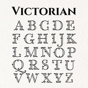 Puede incluir: Una pantalla gr&aacute;fica en blanco y negro que presenta la palabra VICTORIAN en una fuente serif negrita en la parte superior, seguida del alfabeto ingl&eacute;s completo de la A a la Z en una tipograf&iacute;a decorativa de doble l&iacute;nea con adornos.