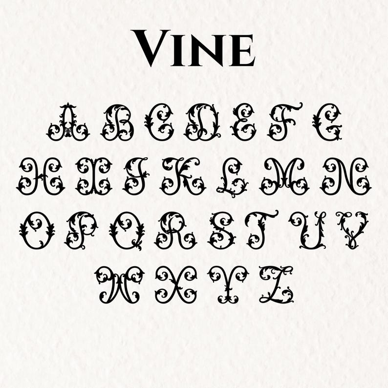 Puede incluir: Un conjunto de alfabeto negro titulado VINE, que presenta letras may&uacute;sculas de la A a la Z. Cada letra est&aacute; representada en un estilo de fuente decorativo y ornamentado con intrincados remolinos tipo enredadera y detalles de hojas.