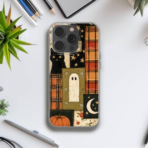 Op de afbeelding: Een smartphonehoesje met een patchworkontwerp van oranje en zwarte ruitpatronen, een zwarte kat, een wit spookje, een maansikkel met sterren en een oranje pompoen. Het hoesje heeft een uitsparing voor het drievoudige camerasysteem aan de achterzijde.