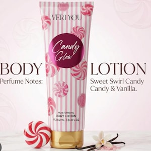 Può includere: Un tubetto di lozione per il corpo a righe rosa e bianche con la scritta "VERI YOU" e "Candy Glow". Il tubetto di lozione ha un tappo dorato ed è decorato con grafiche a vortice di caramelle. La lozione è da 250 ml.