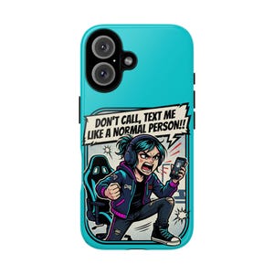 Op de afbeelding: Een turquoise telefoonhoesje met een cartoonillustratie van een boze persoon met een koptelefoon die een telefoon vasthoudt. De afbeelding bevat een gamestoel en de tekst "DON'T CALL, TEXT ME LIKE A NORMAL PERSON!!"