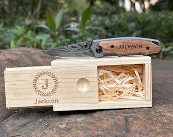 Coltello tascabile con manico in legno inciso su misura, regalo personalizzato per i testimoni dello sposo.