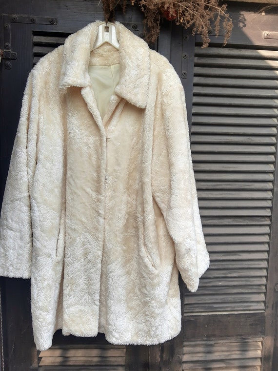 Vintage White Fake Fur Coat//VNTG C&A White Coat X