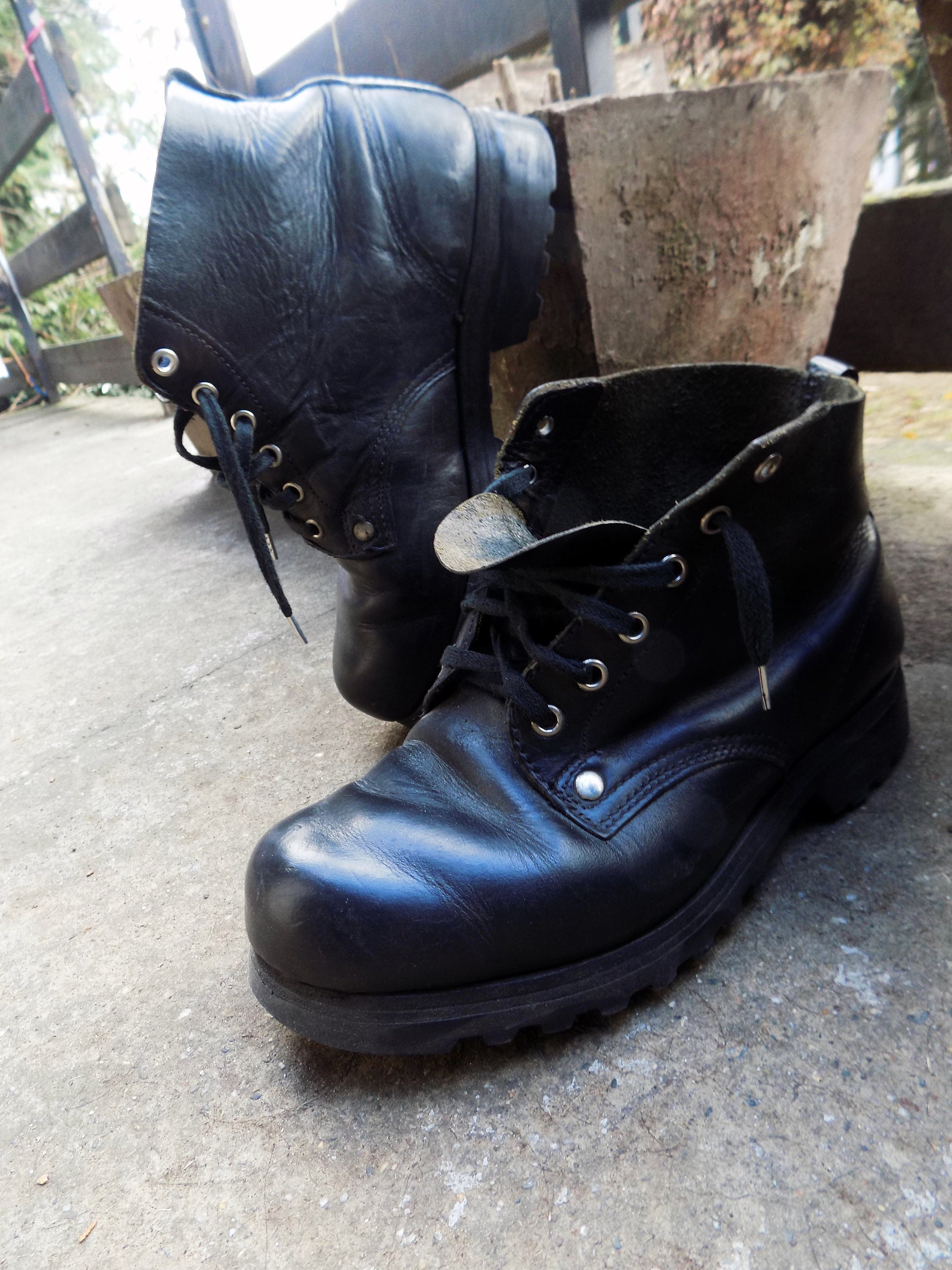 bottes homme vintage, chaussures rétro en cuir en magasin 17795185 Art