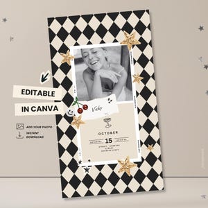 Puede incluir: Una tarjeta de invitación con un fondo de patrón de diamantes en blanco y negro. La tarjeta presenta una foto en blanco y negro, estrellas doradas con purpurina y el texto "EDITABLE IN CANVA". La tarjeta también incluye el texto "ADD YOUR PHOTO" y "INSTANT DOWNLOAD".