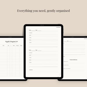 Può includere: Tre tablet neri che mostrano modelli organizzativi. Il tablet centrale mostra un pianificatore di pasti, mentre il tablet di sinistra presenta una lista della spesa mensile. Il testo in alto recita "Everything you need, gently organised."