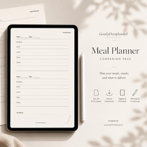 Può includere: Un tablet digitale che mostra un modello di pianificatore di pasti con sezioni per colazione, spuntino, pranzo e cena, insieme a uno stilo bianco. Il testo include GentlyOverplanned, Meal Planner Companion Page e icone di download.
