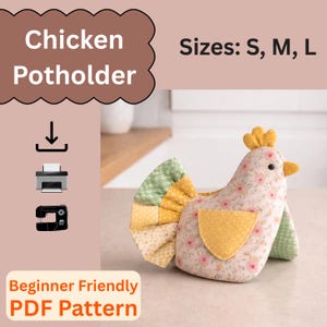 Puede incluir: Un agarrador de cocina con forma de gallina, con un estampado floral, detalles amarillos y una cola de retazos. La imagen incluye texto: "Chicken Potholder", "Tallas: S, M, L" y "Patrón PDF para principiantes".