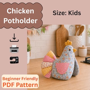 Puede incluir: Un agarrador de cocina de tela con forma de gallina, cuerpo con estampado floral azul, cola con patrón amarillo y rosa, y ala rosa sólida. La imagen incluye el texto Chicken Potholder, Size: Kids y Beginner Friendly PDF Pattern con iconos.