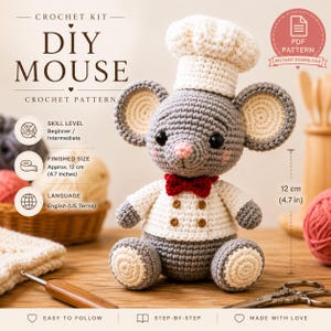 Peut inclure: Un kit de crochet pour une souris DIY comprenant une souris grise portant une toque de chef blanche, une veste de chef blanche avec quatre boutons marron et un nœud papillon rouge. La souris mesure 12 cm. Texte : DIY MOUSE CROCHET KIT.