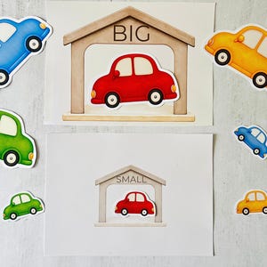 Pode incluir: Conjunto educativo com duas folhas de papel com ilustrações de garagens rotuladas como BIG e SMALL, cada uma contendo um carro vermelho. Inclui vários recortes de papel de carros azuis, amarelos e verdes de tamanhos variados para atividades.