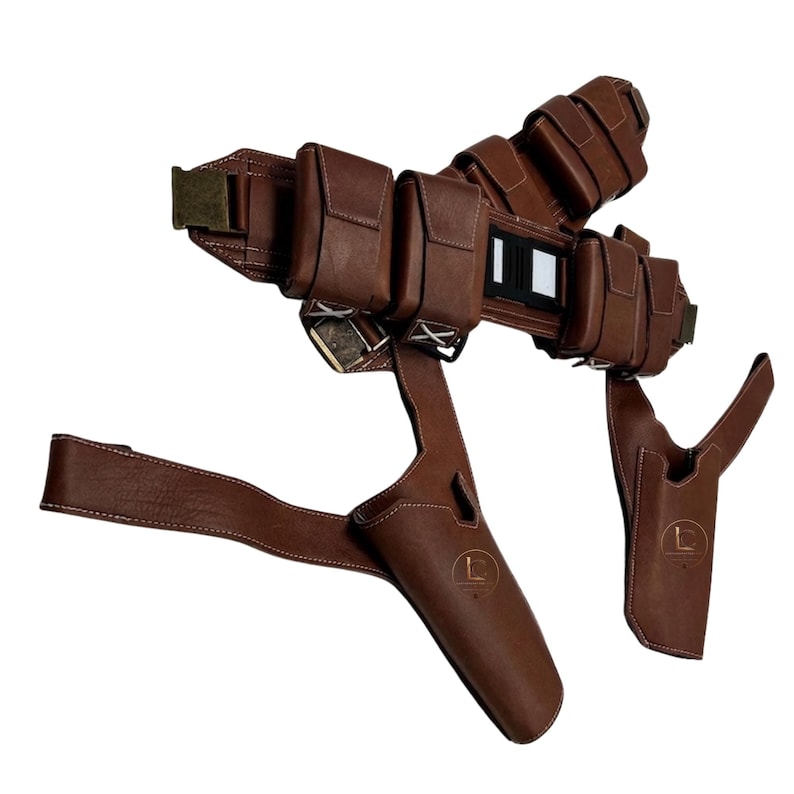 K&ouml;nnte beinhalten: Ein brauner Leder-G&uuml;rtel mit mehreren aufgesetzten Taschen, Metallschnallen und zwei integrierten Holstern. Die Holster sind mit einem kreisf&ouml;rmigen Logo mit dem Buchstaben L gepr&auml;gt. Der G&uuml;rtel weist wei&szlig;e Ziern&auml;hte auf.