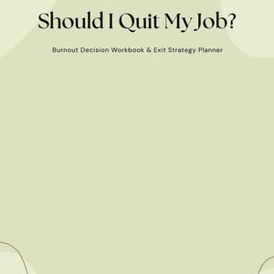 以下が含まれることがあります： 「Should I Quit My Job?」というタイトルのワークブックで、「Burnout Decision Workbook & Exit Strategy Planner」というサブタイトルが付いています。表紙は淡い緑色で、ミニマリストデザインで、左下にロゴがあります。
