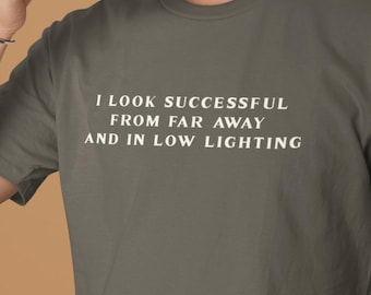 Jag ser framgångsrik ut på avstånd och i svagt ljus T-shirt | Rolig citat T-shirt