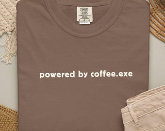 Drivs av coffee.exe T-shirt | Tech Humor, Kaffeälskare T-shirt | Komfortfärger Unisex