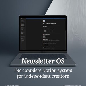 Może przedstawiać: Laptop z pulpitem nawigacyjnym Notion z tekstem "Newsletter OS" i "The complete Notion system for independent creators." Widoczna jest również strona borrachalaranja.com. Laptop znajduje się na szarej powierzchni.