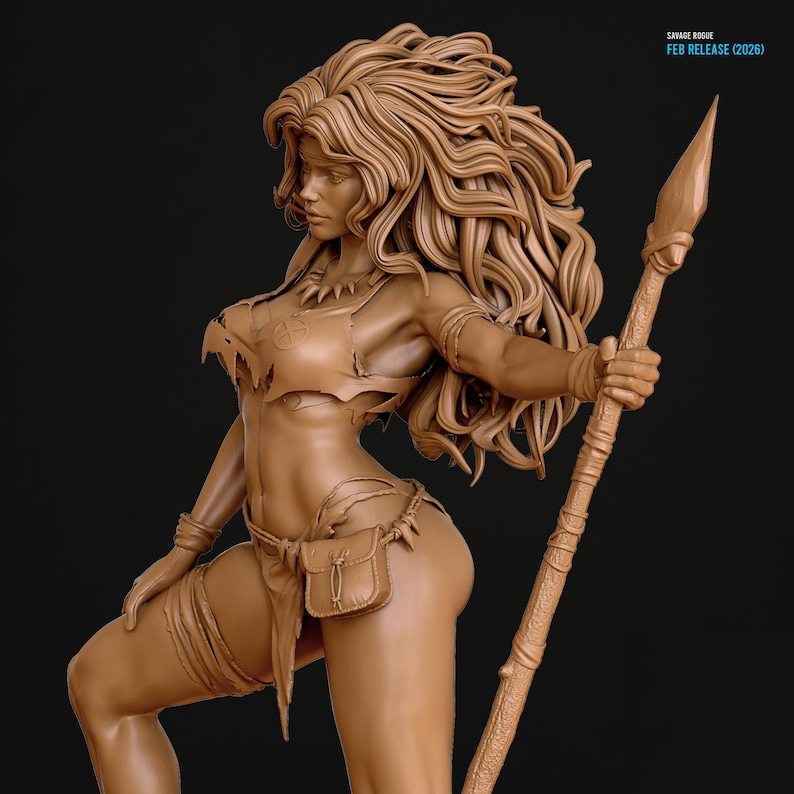 Op de afbeelding: Een bruine sculptuur van een vrouwelijke krijger met een speer. Ze draagt een gescheurde top, een riem met een zakje en armbanden. De sculptuur heeft lang, golvend haar. Tekst rechtsboven: "SAVAGE ROGUE FEB RELEASE (2026)".
