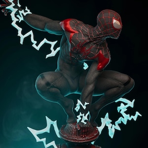 Pode incluir: Figura detalhada de um super-herói em um traje preto e vermelho, agachado em um hidrante vermelho. A figura é cercada por raios brancos estilizados, com um fundo preto.
