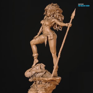 Op de afbeelding: Gedetailleerde bruine sculptuur van een vrouwelijke krijger met een speer, staand op een rotsformatie met een dinosaurus schedel. De tekst "SAVAGE ROGUE FEB RELEASE (2026)" is zichtbaar. Dynamische pose.