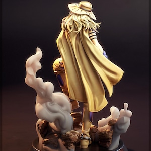 K&ouml;nnte beinhalten: Detaillierte Figur einer Figur mit langen blonden Haaren, einem breitkrempigen Hut und einem flie&szlig;enden Umhang. Die Figur befindet sich in einer dynamischen Pose und steht auf einem Sockel mit stilisierten Felsen- und Wolkenformationen. Die Farbpalette umfasst Gold-, Beige- und Lila-Akzente.