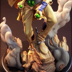 K&ouml;nnte beinhalten: Detaillierte Figur einer Figur in dynamischer Pose, die auf einem felsigen Sockel steht. Die Figur tr&auml;gt ein blaues und gr&uuml;nes Outfit mit beigefarbenen Hosen und Stiefeln. Die Figur h&auml;lt eine gr&uuml;ne Kugel. Der Sockel hat einen rauchartigen Effekt.