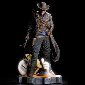 Pode incluir: Estatueta detalhada de um cowboy com casaco comprido, chapéu e arma. A figura está sobre uma base com um cão e uma mão a fazer um sinal de polegar para cima. O cowboy usa um casaco de couro castanho, colete e chapéu, com calças de riscas finas.