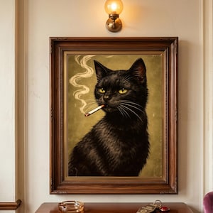 Può includere: Una stampa d'arte incorniciata raffigurante un gatto nero dagli occhi gialli che tiene una sigaretta accesa in bocca, con una scia di fumo che sale verso l'alto. L'opera è racchiusa in una cornice di legno marrone scuro con dettagli decorati.