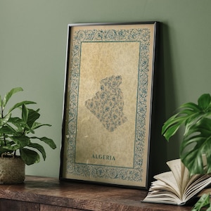 Peut inclure: Une affiche murale rectangulaire encadrée représentant une carte de l'Algérie remplie d'un motif floral bleu sur un fond beige style parchemin, entourée d'une bordure florale bleue, avec le mot ALGERIA imprimé en bas.