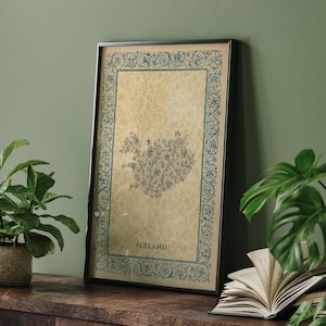 Puede incluir: Una impresión vertical enmarcada que muestra un mapa de Islandia compuesto por intrincados patrones florales sobre un fondo beige estilo pergamino, rodeado por un borde decorativo azul verdoso con la palabra ICELAND impresa en el centro inferior.