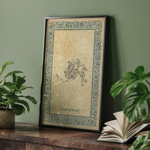 Puede incluir: Una impresión vertical enmarcada que presenta un fondo beige texturizado con un contorno de mapa floral azul de Cincinnati en el centro. La impresión está rodeada por un borde azul decorativo con patrones florales intrincados y la palabra Cincinnati.
