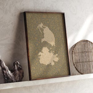 Peut inclure: Une œuvre d'art murale rectangulaire encadrée présentant une silhouette de carte beige d'Antigua-et-Barbuda sur un fond vert olive foncé avec un motif répétitif dense de petites fleurs dorées complexes sur toute l'impression.