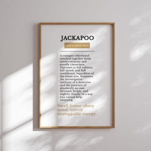 Pu&ograve; includere: Una stampa da parete incorniciata con la parola JACKAPOO in grassetto nero, seguita da una pronuncia fonetica e una definizione umoristica in stile dizionario che descrive i tratti della razza, con testo color oro in basso.