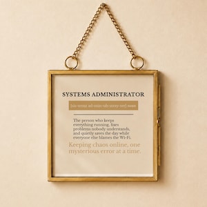 Può includere: Una cornice quadrata in metallo color ottone appesa a una catenella abbinata. La cornice contiene una stampa con il testo SYSTEMS ADMINISTRATOR, una pronuncia fonetica e una definizione che descrive il ruolo come qualcuno che risolve i problemi.