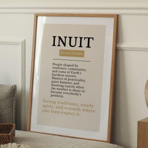 Könnte beinhalten: Ein gerahmter Wandkunstdruck mit dem Wort INUIT in fetten schwarzen Buchstaben, gefolgt von einer phonetischen Aussprache und einer Definition im Wörterbuchstil. Der Text ist in Schwarz und Beige auf hellem Grund gedruckt und in einem hellen Holzrahmen.