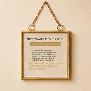 Present till mjukvaruutvecklare, roligt tryck med definitionen av mjukvaruutvecklare, guldram, present till programmerare, karriärpresent, kontorsdekor | Klar att hängas
