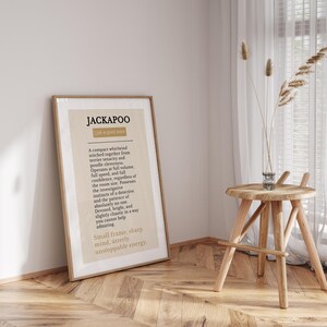 Pu&ograve; includere: Una stampa artistica rettangolare incorniciata che presenta una definizione in stile dizionario della parola Jackapoo. Il testo &egrave; stampato in nero su uno sfondo beige chiaro, descrivendo la razza canina con frasi come vortice compatto.