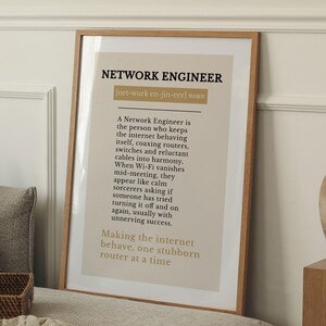 Peut inclure: Une affiche encadrée avec le texte "NETWORK ENGINEER" en noir, avec une définition et une description du rôle. L'affiche a un fond beige clair et un cadre en bois. Le texte comprend la phrase "Making the internet behave, one stubborn router at a time."