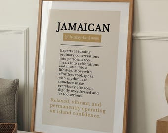Könnte beinhalten: Ein gerahmter Kunstdruck mit dem Wort JAMAICAN in fetter schwarzer Schrift, gefolgt von der phonetischen Aussprache [juh-may-kan] und der Klassifizierung als Substantiv. Der Text definiert den Begriff mit einer Beschreibung.