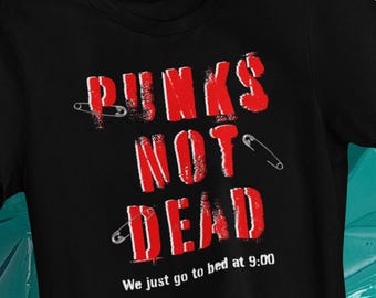 Punks Not Dead T-shirt | Punk Rock Vintage Textgrafik, Distressed Stencil Typografi