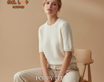 Puede incluir: Una camiseta de punto color crema de manga corta con cuello redondo y ribetes acanalados en el cuello, las mangas y el dobladillo. El texto "OPAL LOOP DESIGNS" aparece arriba a la izquierda y "POPPY TEE TOP DOWN SUMMER KNIT TEE" abajo.