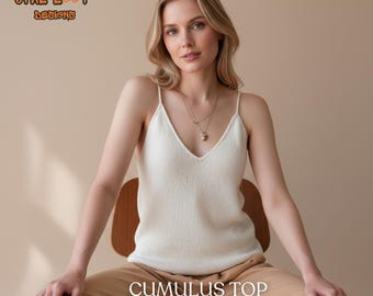Puede incluir: Una mujer lleva un camisola color crema con tirantes finos y cuello en V. El texto "Cumulus Top Knitting Pattern" se muestra debajo. El logotipo de Opal Loop Designs está en la esquina superior izquierda. La mujer está sentada en una silla de madera.